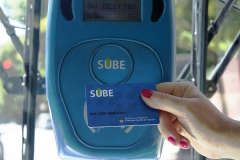 Jubilados podrán viajar gratis en el transporte público durante noviembre: cómo acceder