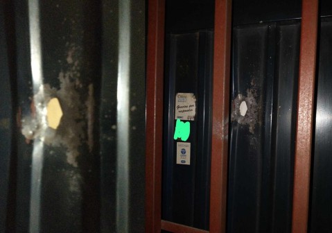 Disparos, gritos y un tiro que dio a un departamento de una pareja del barrio Fonavi