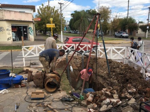 Con algunas demoras, ABSA cambió otra antigua válvula de la red de agua en el centro