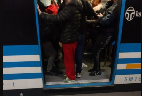 Quejas por demoras en el tren Sarmiento
