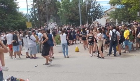 Estudiantes rodriguenses celebraron el UUD con batucada en la Plaza Central