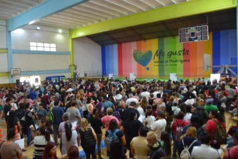 Se entregaron 1600 tablets en el Polideportivo Municipal