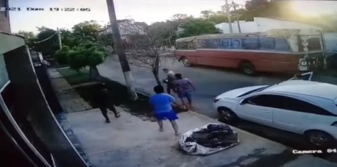 Video: vecino golpeó a un joven acusado de robar en un barrio