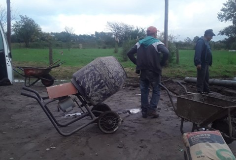 Sin respuestas del Municipio, vecinos del barrio San Carlos arreglan calles y piden por la reparación de un semáforo clave