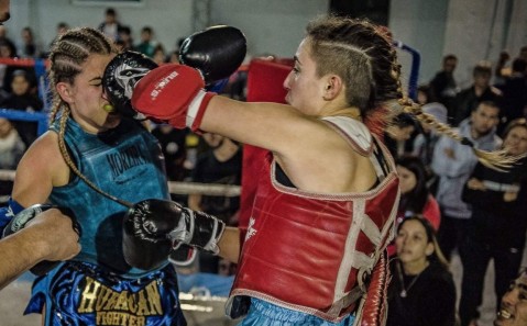 Sábado de boxeo, kickboxing y muay thai con entrada libre y gratuita: una peleadora local irá por un título