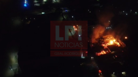 Video: así se vio desde el aire el impresionante incendio de la paletera de Agua de Oro