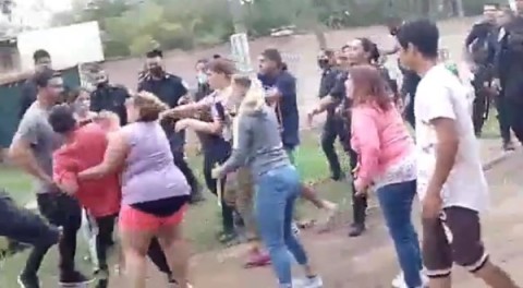 Video: tarde caliente y violencia en Villa Arrarás tras la muerte de una vecina