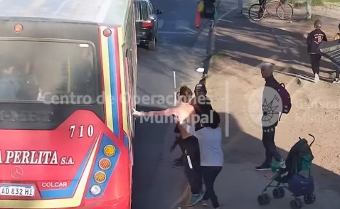Video: armado con un palo, atacó a su pareja y a pasajeros de un colectivo y provocó terror