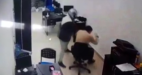 Video: golpes de puño y patadas durante un violento asalto en una oficina