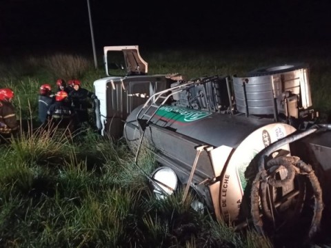 Volcó en Bragado un camión de La Serenísima que venía a General Rodríguez y debieron rescatar al chofer