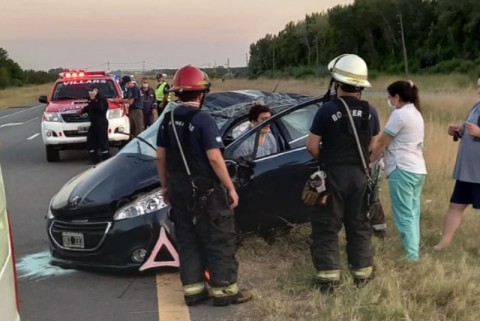 Lunes de vuelcos en la Ruta 6: le ocurrió a otro auto en la misma zona y con horas de diferencia