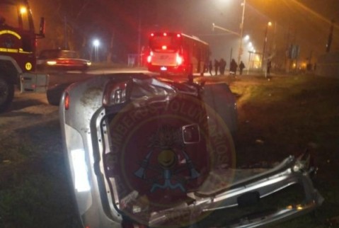 Un auto volcó en una zanja de la Ruta 7