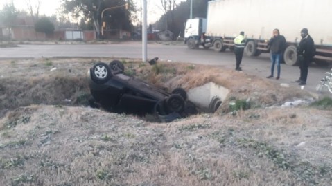 Otro siniestro vial en Ruta 24: un auto volcó y terminó en una zanja