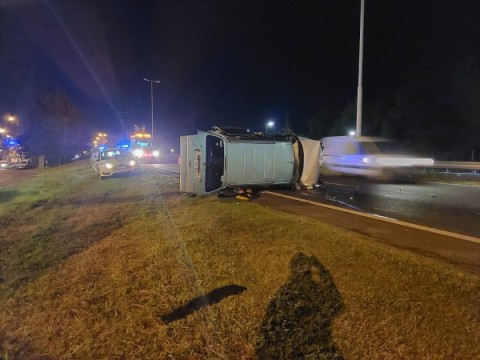 Una familia volcó en su camioneta en Acceso Oeste y una mujer y su hijo fueron hospitalizados