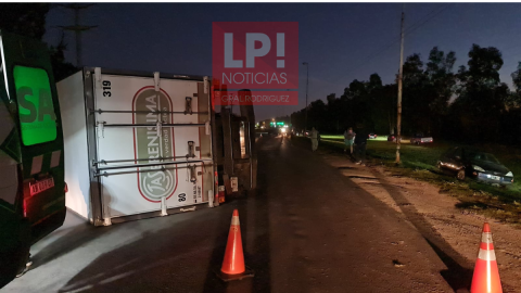 Camión de La Serenísima chocó contra un auto y volcó en la Ruta 28: hay heridos