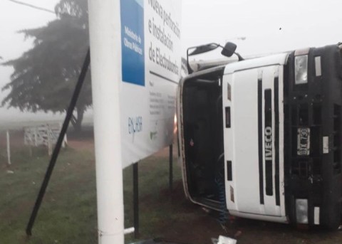 Volcó un camión cuando bajaba del Acceso Oeste