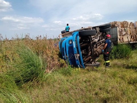 Camión volcó en Ruta 6 en la tarde del miércoles