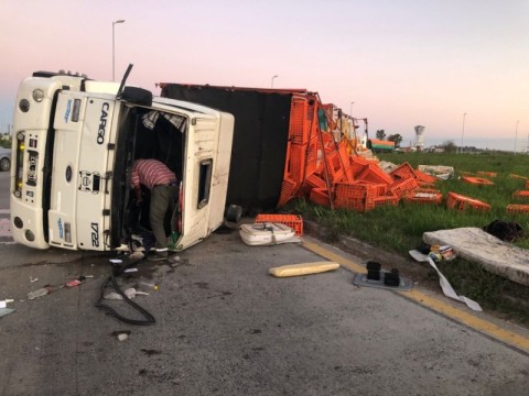 Volcó un camión en el cruce de Ruta 6 y 24