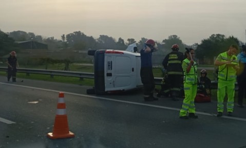 Una camioneta volcó en el Acceso Oeste y una mujer fue trasladada al hospital