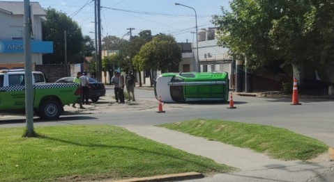 Un camioneta volcó en avenida Bernardo de Irigoyen tras chocar con un auto: un nene requirió atención médica