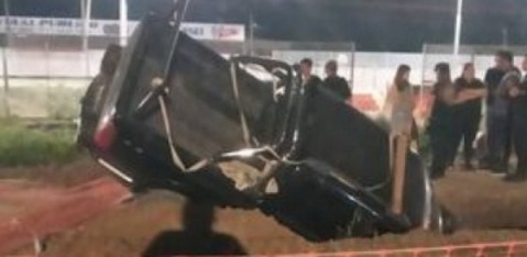 Una camioneta volcó en una zanja de obra pluvial en la noche del viernes