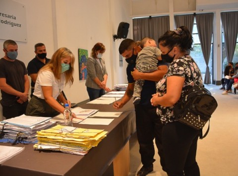 Se llevó a cabo un nuevo acto de firmas de títulos de propiedad