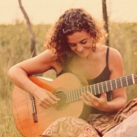 “Contar una historia con sonido”: Gabriela Battistini, la música independiente local que está postulada a los Premios Gardel