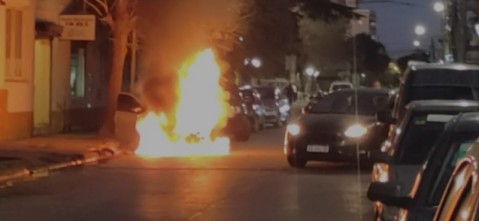 Familia fue al cajero y se les incendió el auto en la puerta