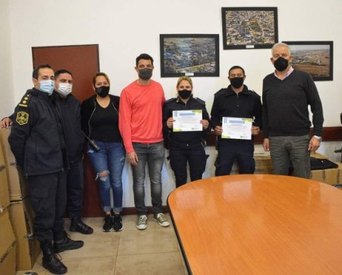 Reconocieron a los dos policías que ayudaron a una mujer a dar a luz en el barrio El Casco