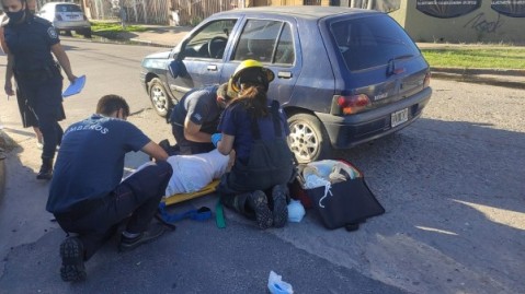 Una mujer debió ser hospitalizada tras chocar en bicicleta con un auto en el centro