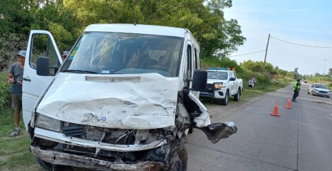 Dos camionetas chocaron en Ruta 24: los conductores fueron hospitalizados