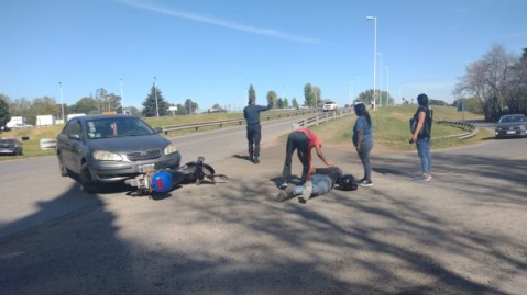 Choque entre una moto y un auto en el Puente San Fernando, el motocicl&iacute;sta result&oacute; herido