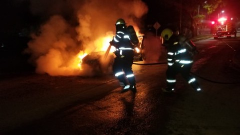 Un auto terminó envuelto en llamas en el barrio Almirante Brown