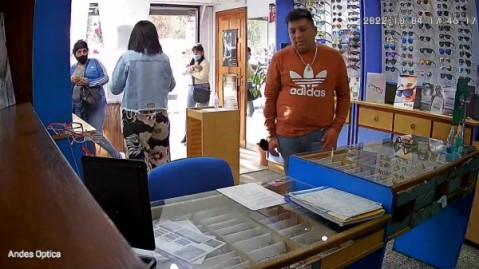 Robaron en un comercio del centro y quedaron escrachados por las c&aacute;maras de seguridad