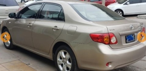 Delincuentes apuntaron a un vecino y le robaron su auto en el barrio La Posta