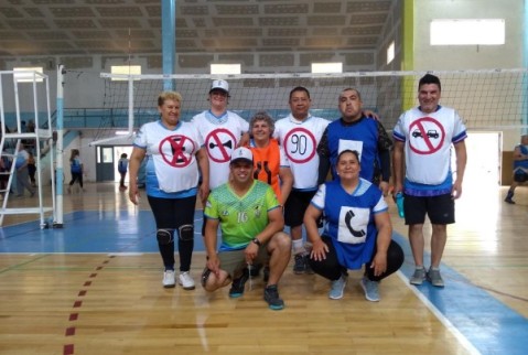 El gesto de un equipo de voley adaptado local con un compañero que sufrió un accidente en el tren