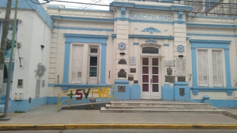 Vecinos autoconvocados montaron un memorial frente a la Municipalidad por las víctimas de siniestros viales