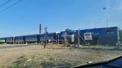 El tren arrolló a una estudiante en un paso clandestino previo al cruce de Las Latas