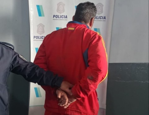 Tensión en barrio Güemes: quisieron identificarlo, amagó con sacar su arma ante los policías y fue arrestado