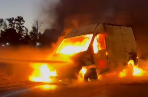 Una camioneta ardió en llamas en la zona del Acceso Oeste