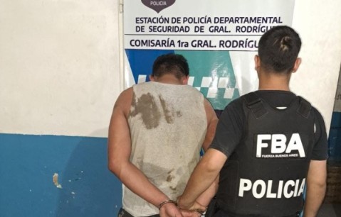 Intentó agredir a policías y fue arrestado