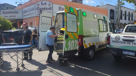 Chocaron en el centro y un auto terminó sobre la vereda