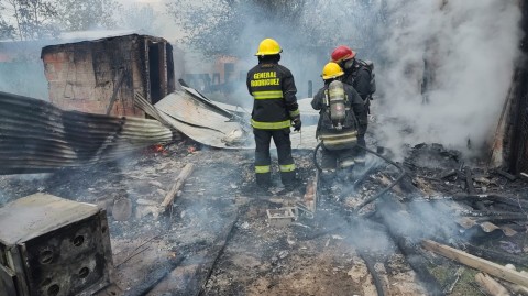 Feroz incendio dejó sin nada a una familia: "Todo nuestro esfuerzo estaba en esa casa"