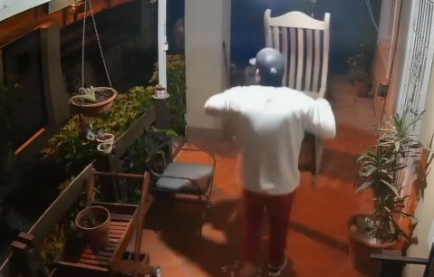 Entró a su casa y le robó artículos de jardín