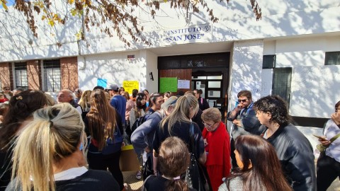 Nuevo reclamo frente al Instituto San José: piden que renuncien los directivos