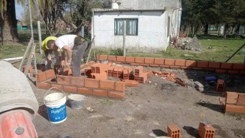 Transfomaron un campo abandonado en un club de fútbol que reúne a decenas de chicos