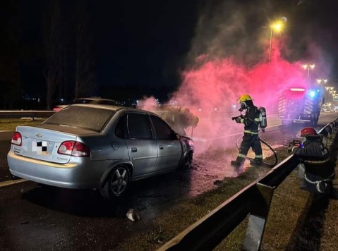 Bomberos acudieron al incendio de un vehículo en la banquina de la autopista