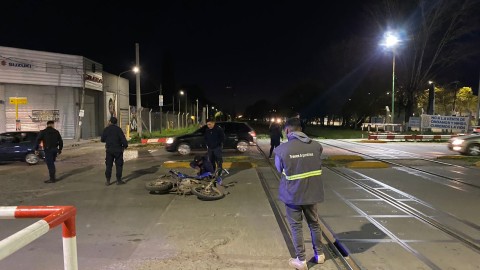 Joven motociclista sufrió un accidente en el centro y fue hospitalizado