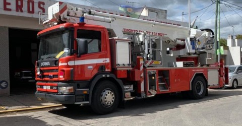 Los Bomberos presentaron un nuevo camión: qué características tiene y qué funciones puede cumplir