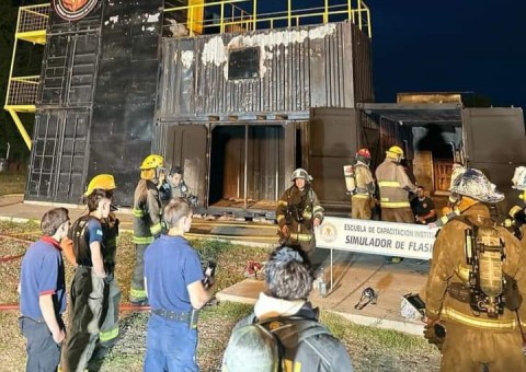 Bomberos entrenaron para resolver una situación compleja en incendios